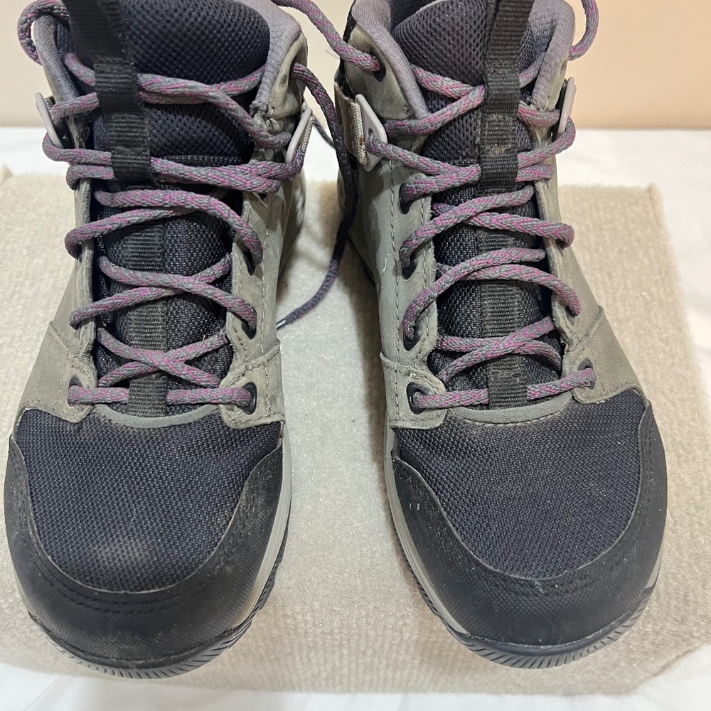 Ladies Teva hiking Boot size 6
